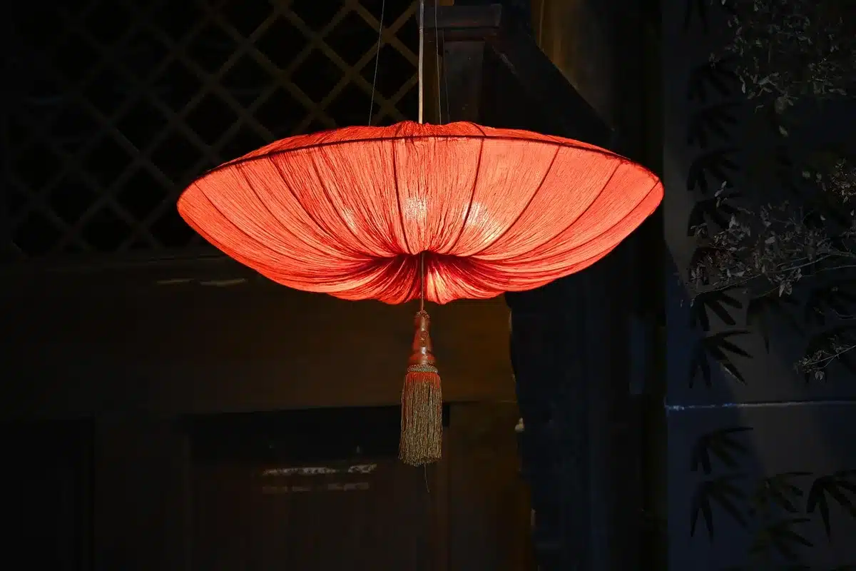 Espacio moderno con múltiples dispositivos tecnológicos iluminados en exhibición