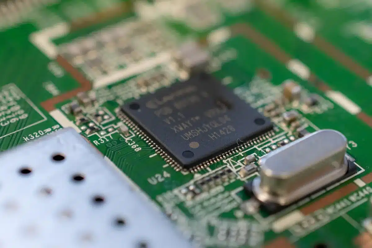 Primer plano de un chip y trazas en una placa, ilustrando la PUF