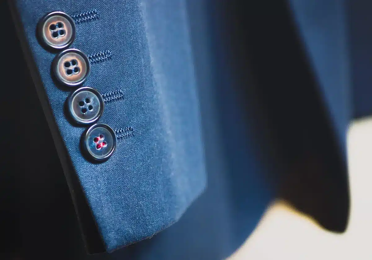 Detalle de tejido de calidad en un traje sastre con acabados cuidados