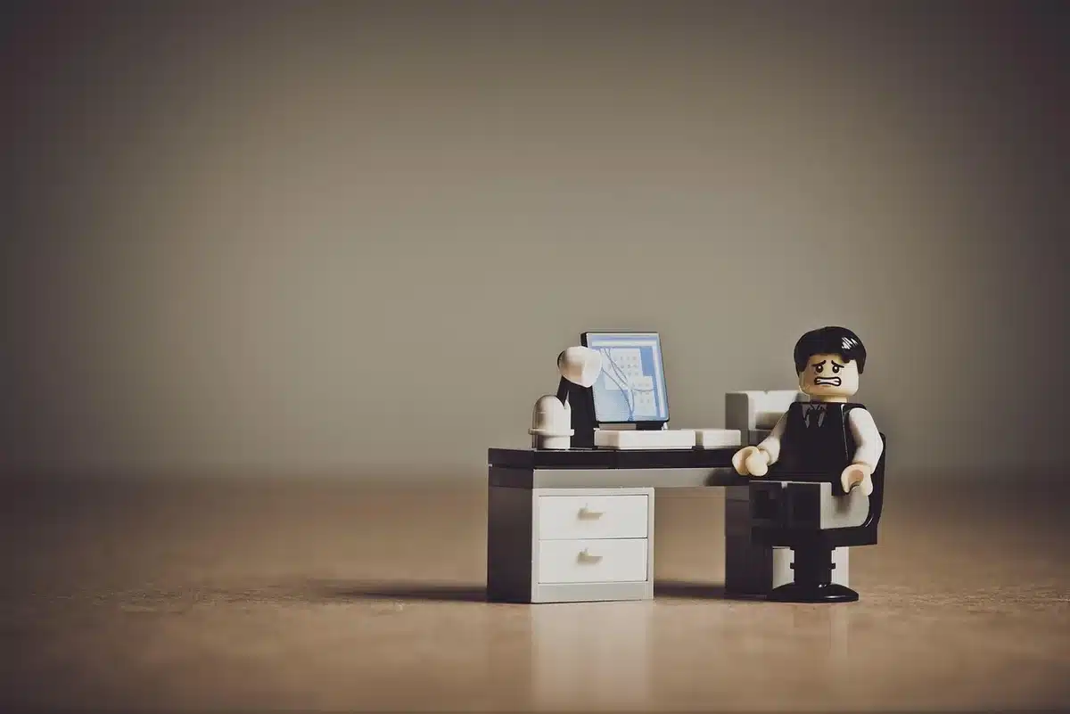 Figura diminuta entre objetos domésticos que subraya la miniaturización de la protagonista