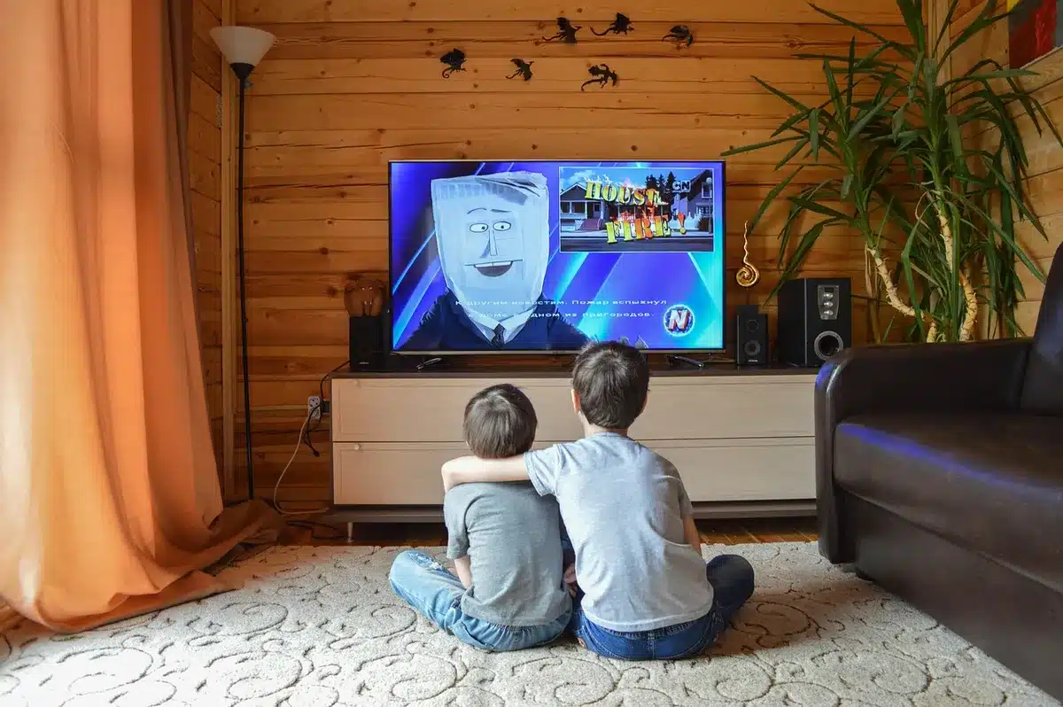 Televisor antiguo en salón que evoca un especial televisivo de época