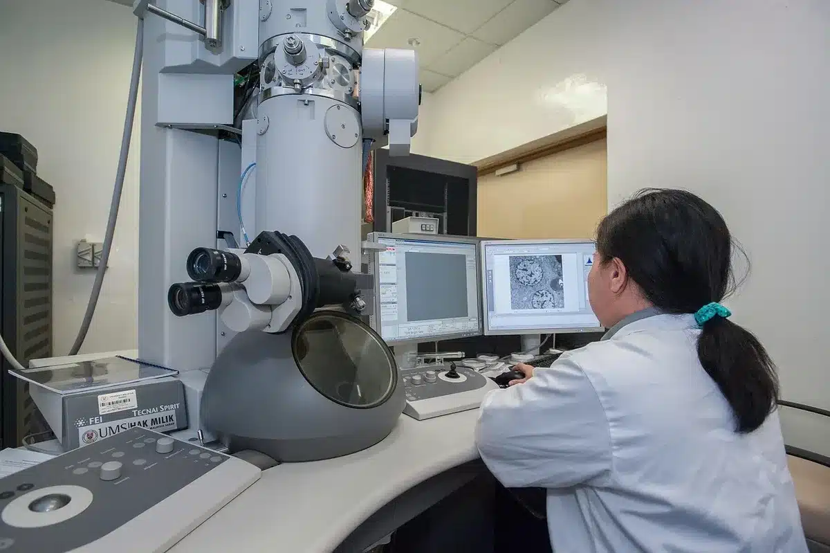 Bandeja de laboratorio y luz azul que sugiere una explicación biológica de la Fuerza