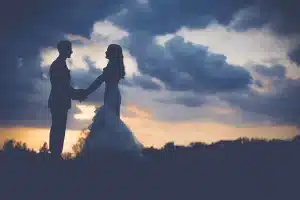 Tocado de novia boho con detalles florales y estelares en el cabello
