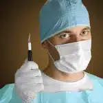 Equipo quirúrgico preparando instrumentos estériles en una sala de operaciones moderna