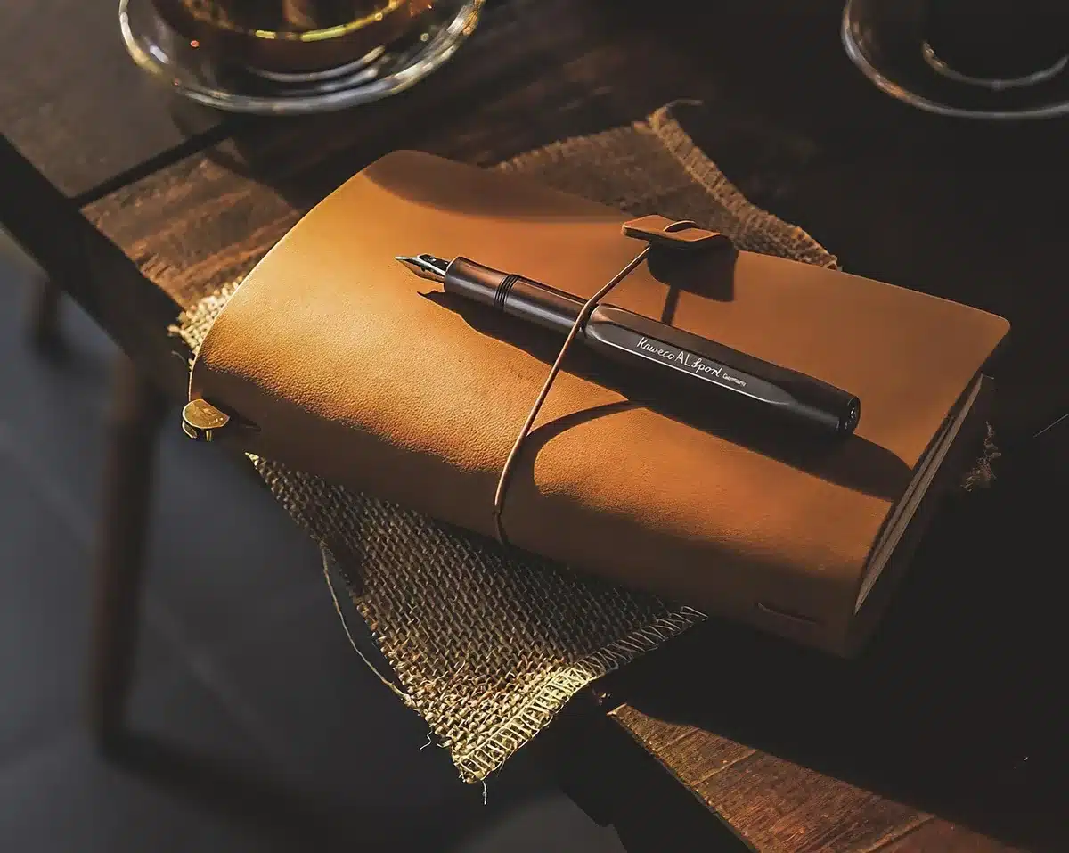 Diarios personales y notas manuscritas que revelan la voz de la víctima