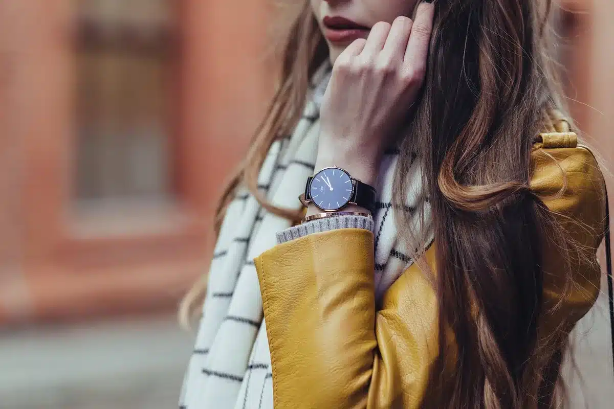 Conjunto con vaqueros y chaqueta de tweed mostrando contraste de texturas