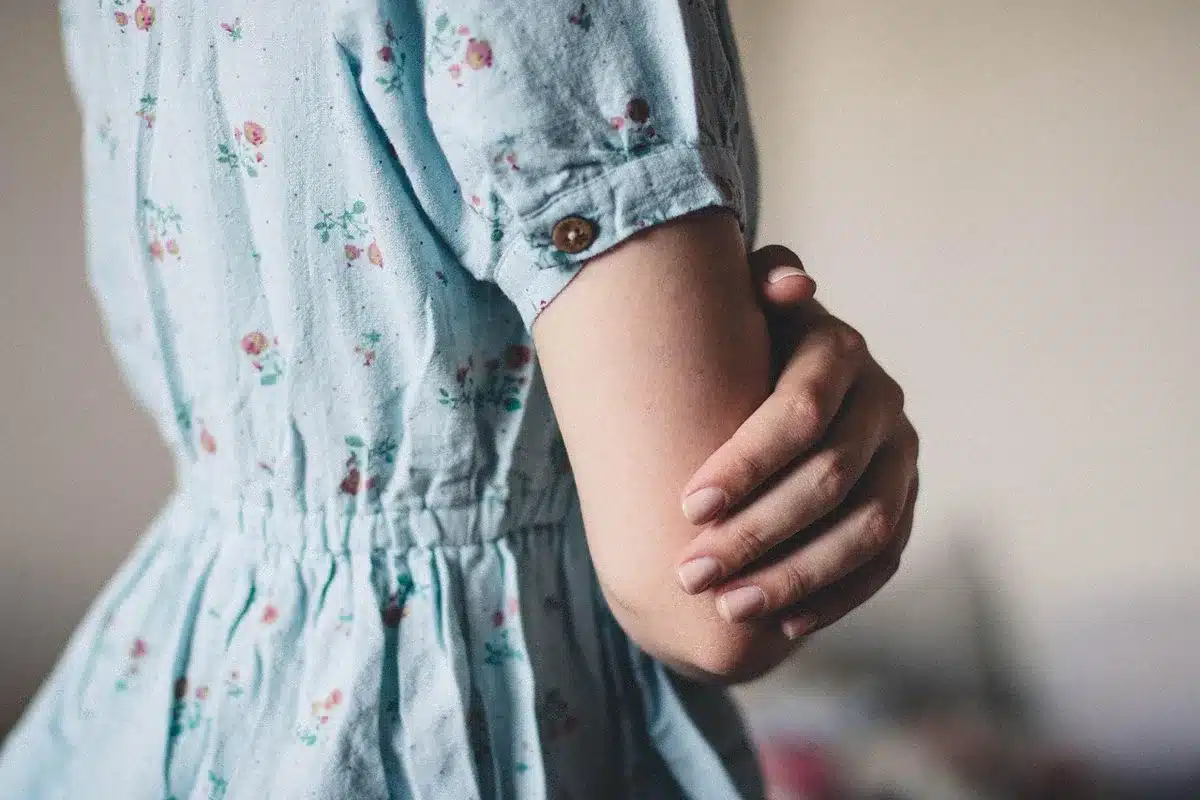 Vestidos lenceros satinados y detalles de encaje sobre perchas