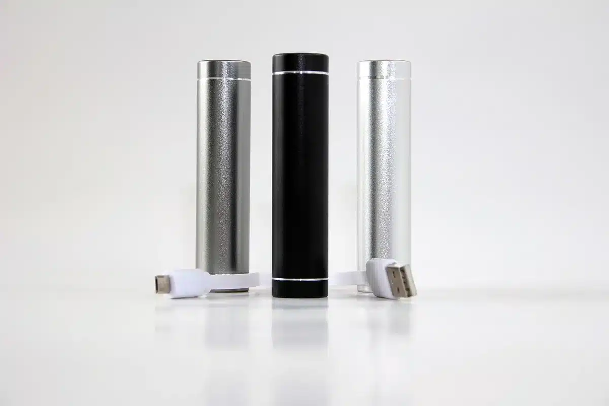 Primer plano de un teléfono junto a una batería externa para ilustrar autonomía