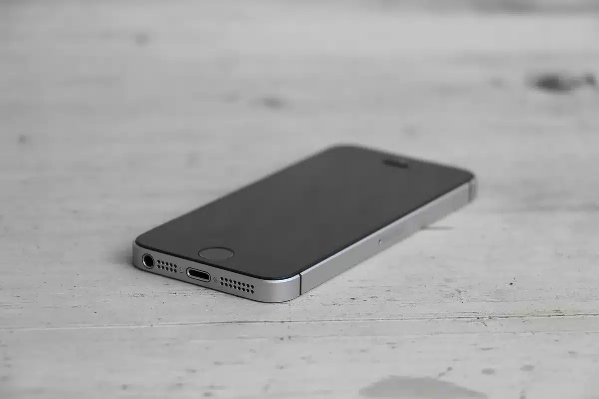 Teléfono con pantalla muy brillante mostrando contenido en exterior