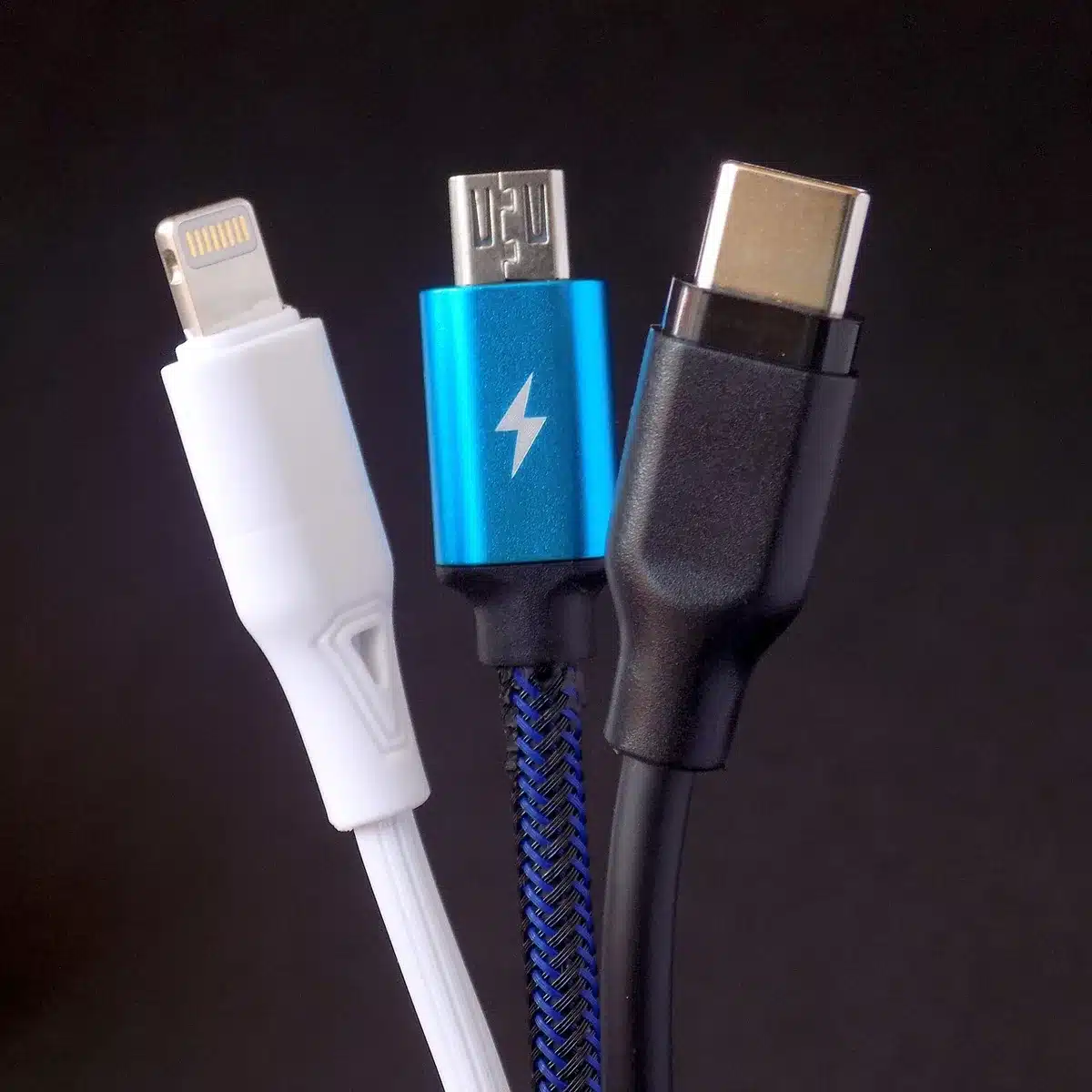 Detalle de superficie de mesita con carga inalámbrica y puertos USB