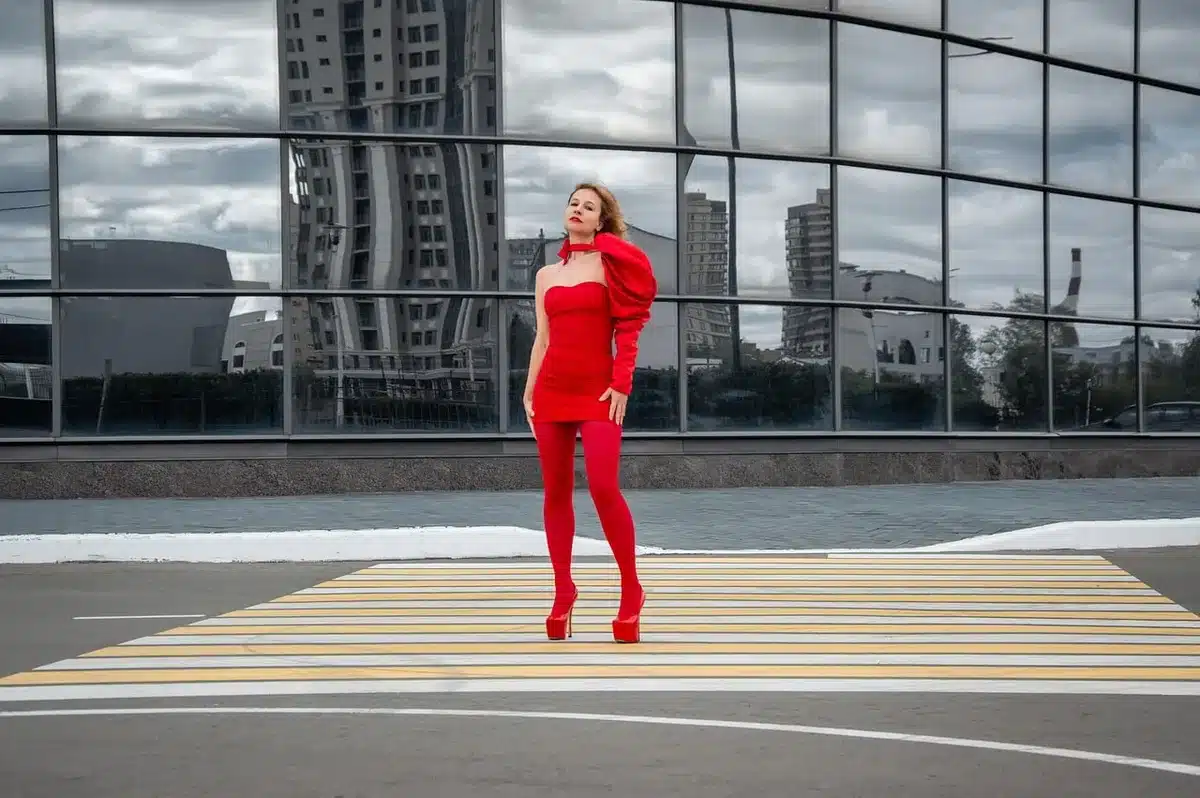 Zapatos rojos combinados con vaqueros y camiseta blanca