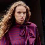 La camisa con lazada de estética romántica nunca falla: queda bien con faldas y pantalones
