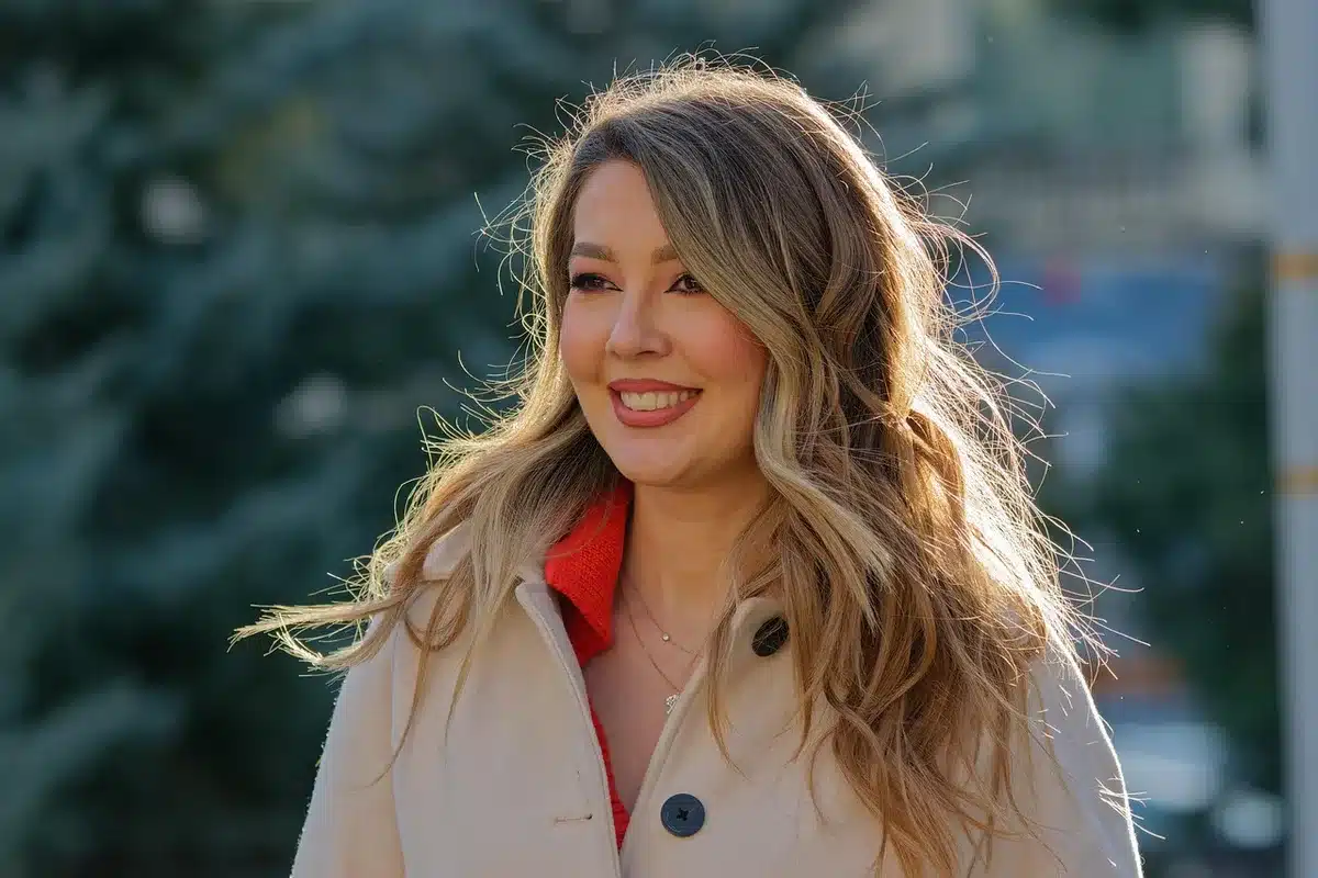 Abrigo rojo en una escena de street style que destaca sobre fondo neutro