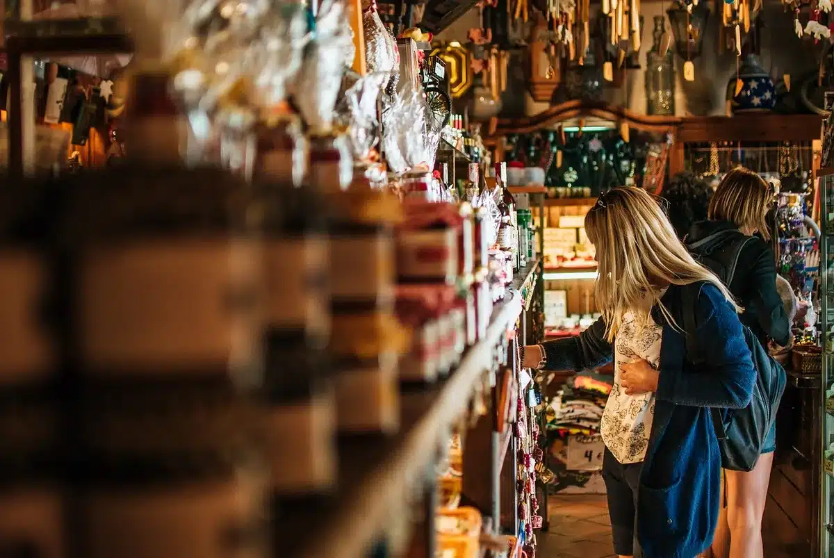 Vitrina con varios abrigos a cuadros de distintos estilos