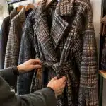 Abrigos de cuadros otoño: los más elegantes y atemporales