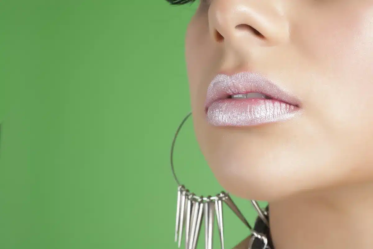 Detalle de pendientes que iluminan el rostro de una mujer