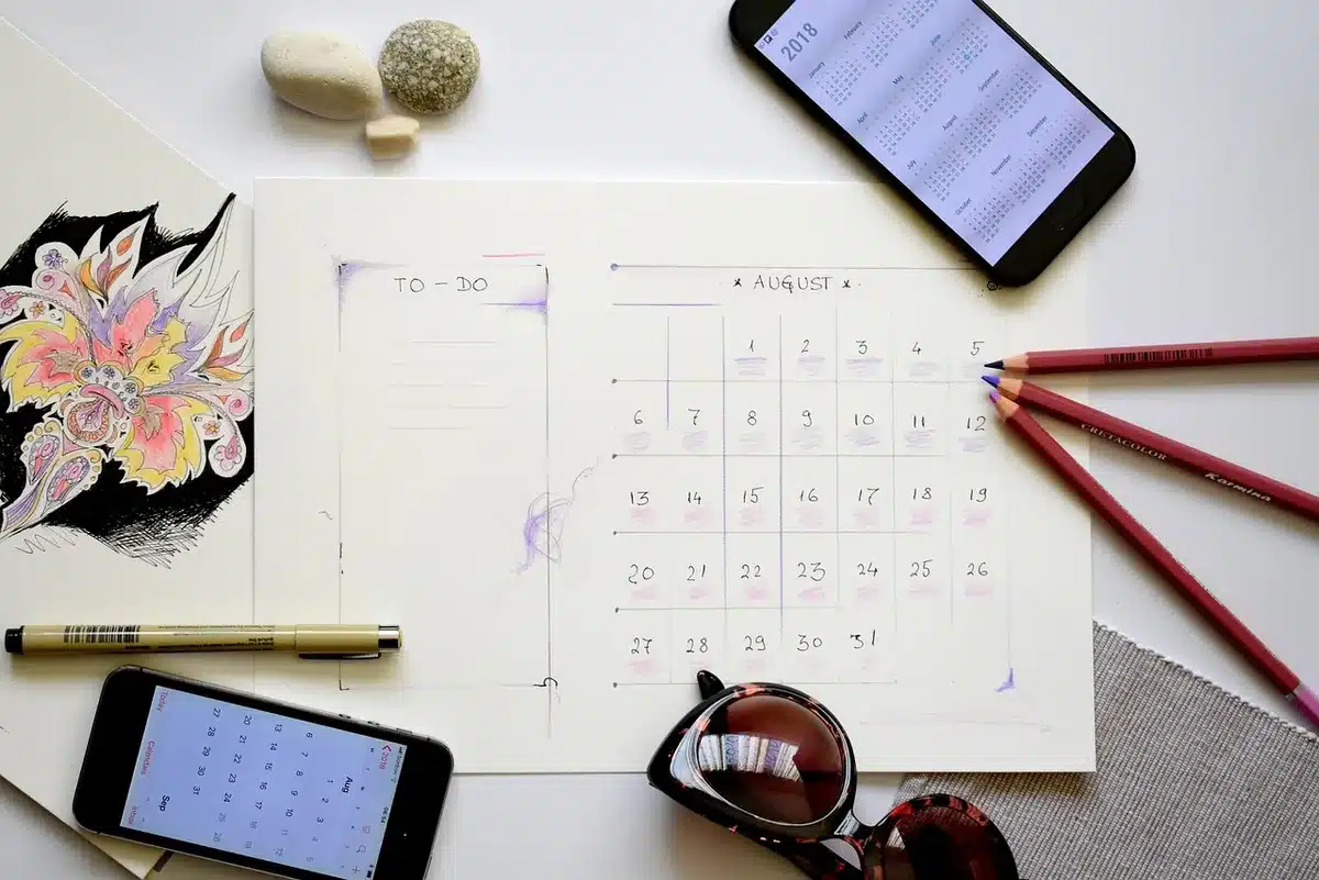 Calendario de emisiones con fechas marcadas para estrenos semanales