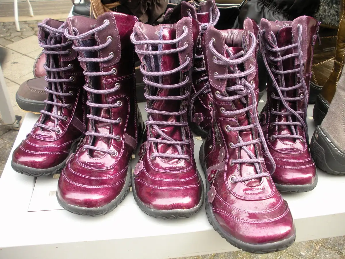 Escaparate con varios botines de diferentes marcas mostrando tendencias de temporada