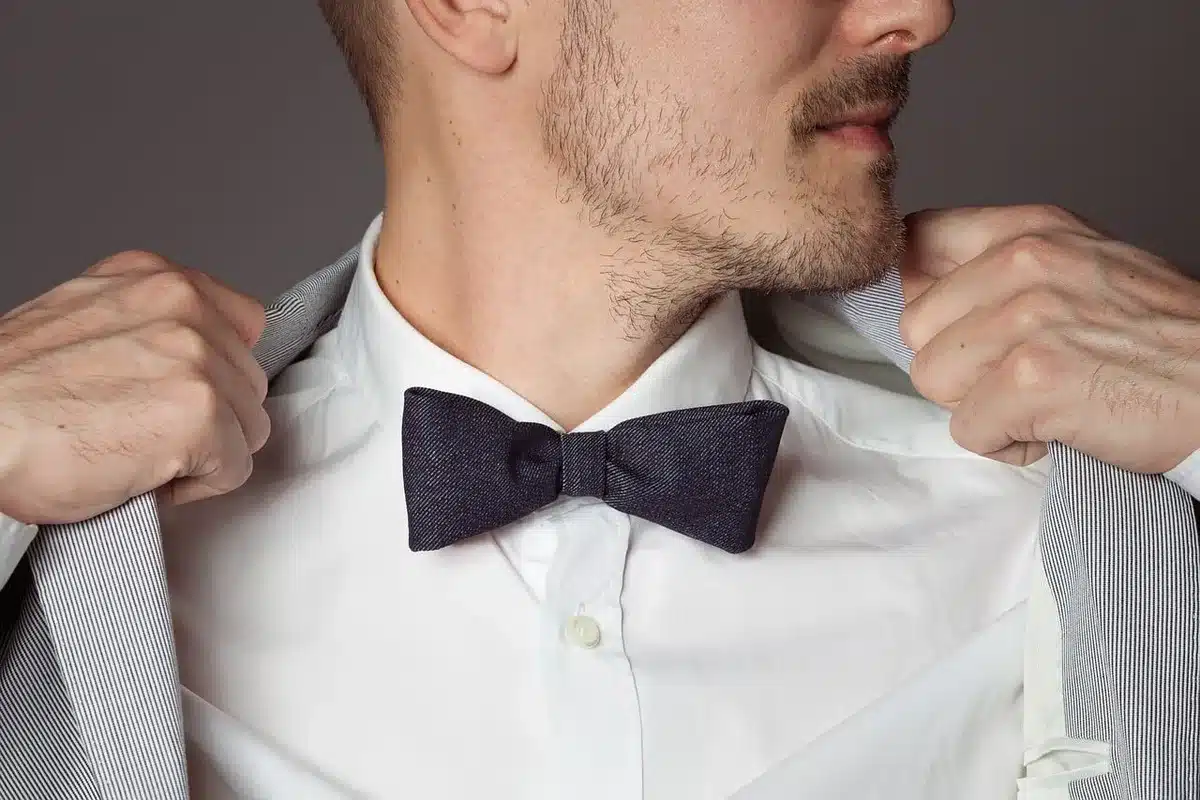 Detalle de la lazada en el cuello de una blusa vista de cerca