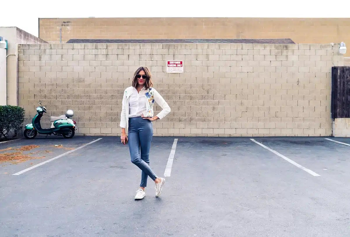 Look de oficina con blusa de lazo y pantalón de tiro alto