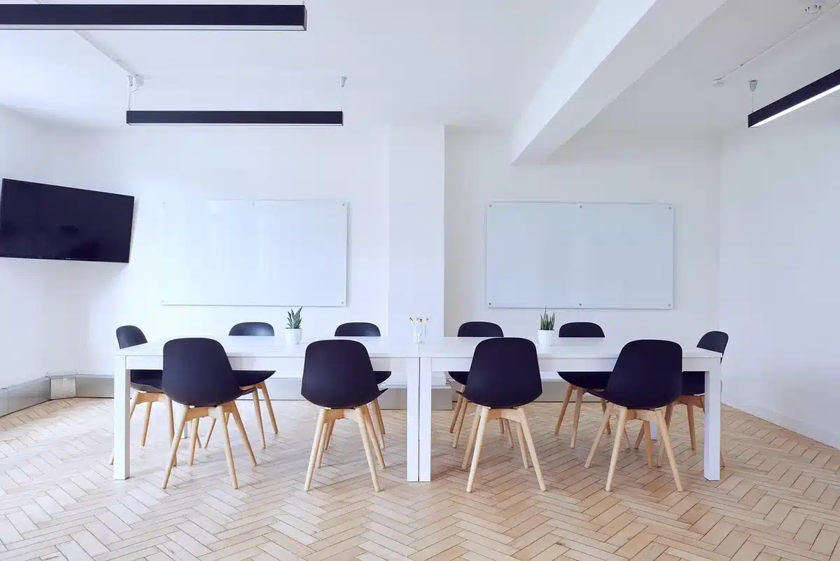 Sala de espera abarrotada en centro sanitario mostrando presión asistencial