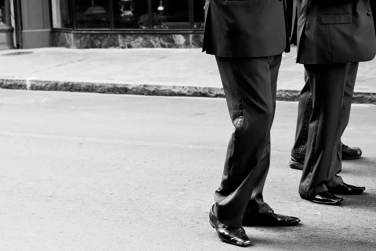 Traje de chaqueta corta con pantalón ancho en ambiente urbano