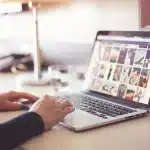 Silueta de enfermera frente a pantalla con plataforma de telepsicología en un despacho