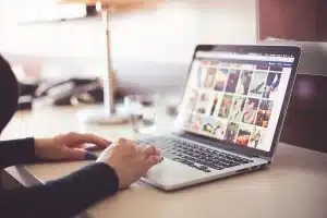 Silueta de enfermera frente a pantalla con plataforma de telepsicología en un despacho