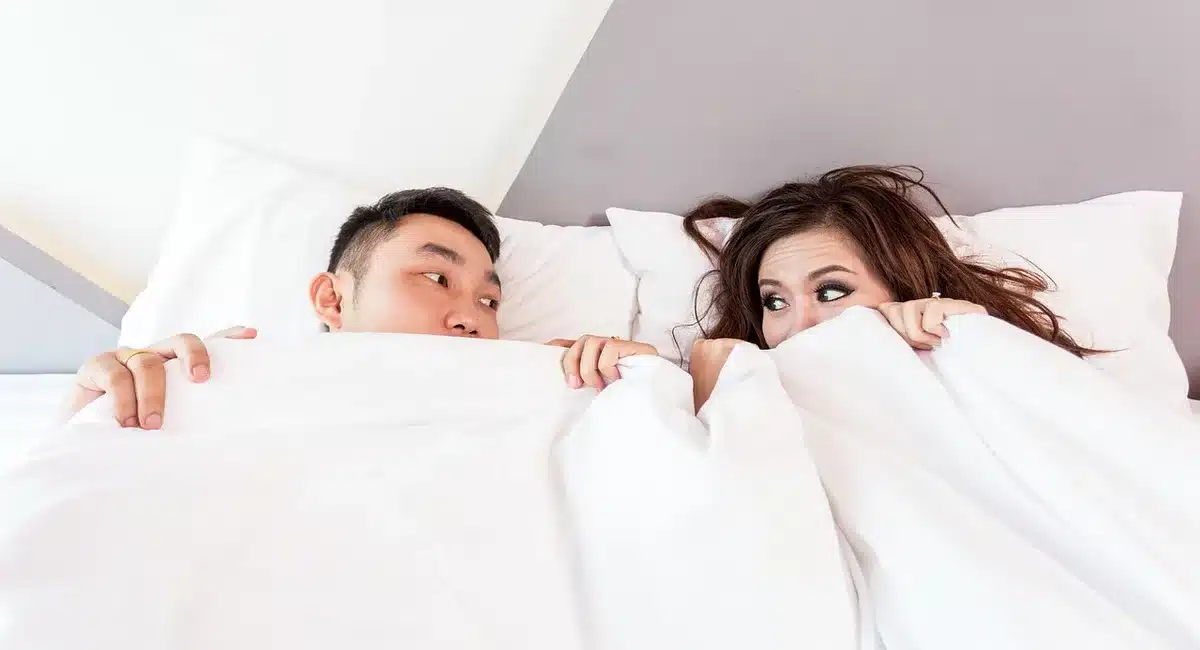 Pareja planificando momentos de intimidad en un calendario doméstico