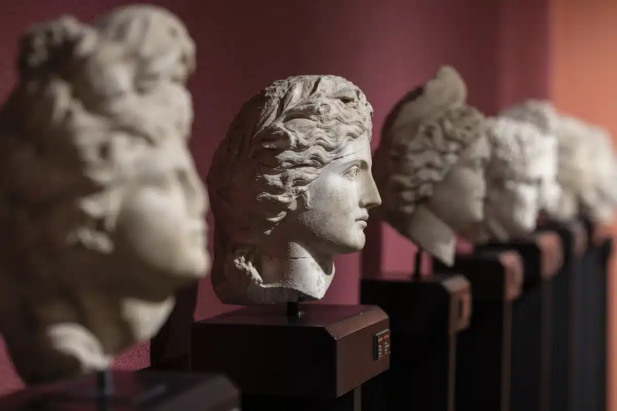 Restos arqueológicos de cintas y bandas para el cabello en vasijas antiguas
