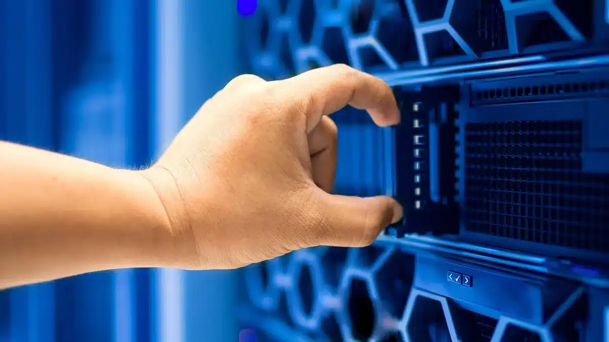 Filas de servidores en un centro de datos de alta potencia