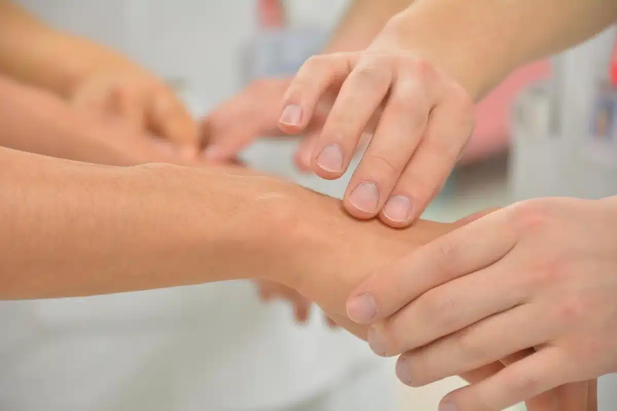 Equipo de enfermería en un pasillo hospitalario visiblemente extenuado