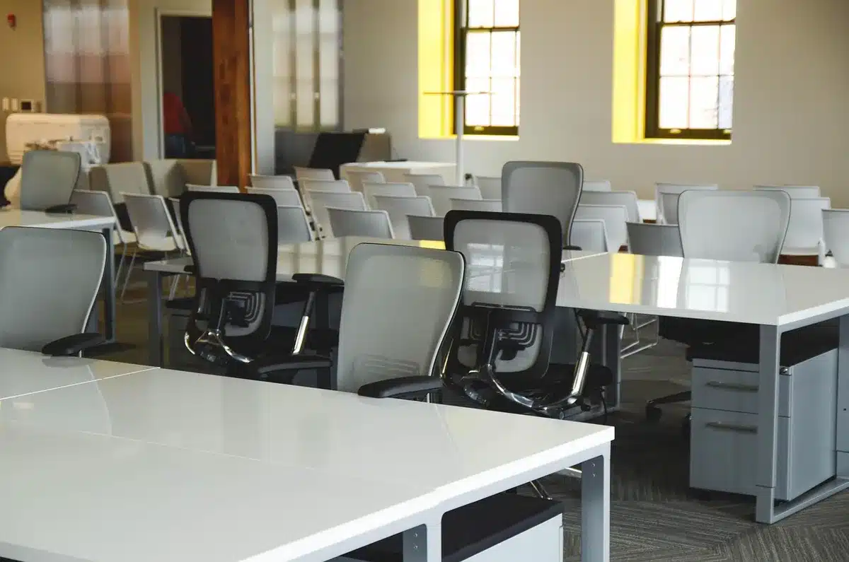Mesa de registro en una jornada profesional con folletos y acreditaciones