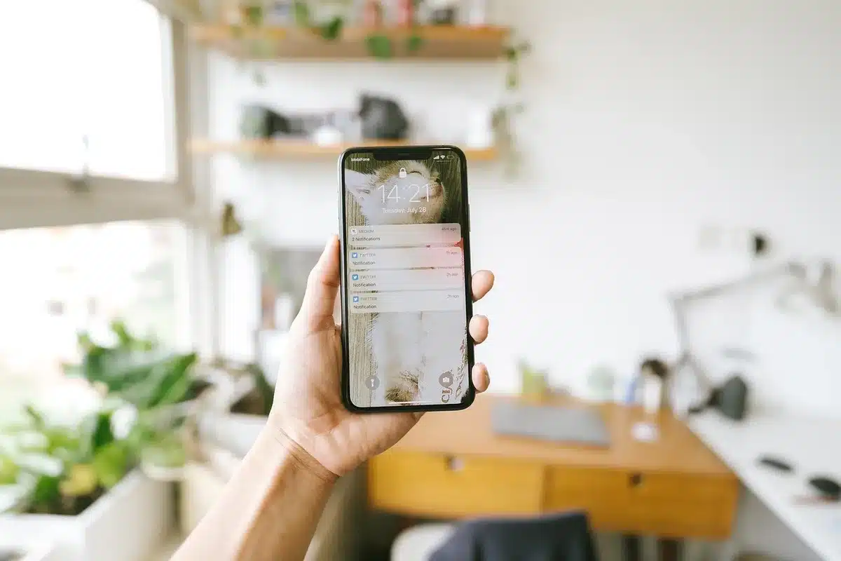 Smartphone mostrando especificaciones y rendimiento para juegos