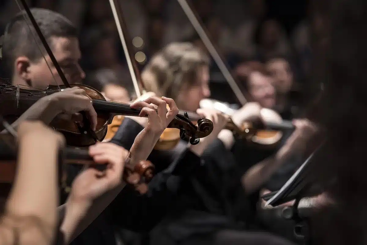 Director de orquesta recibiendo indicaciones mientras dirige (plano genérico)
