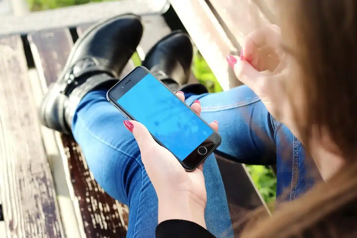 Persona mostrando información de AppleCare+ en pantalla