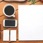 Smartphone plegable sobre una mesa de café junto a un recibo y un pequeño kit de herramientas