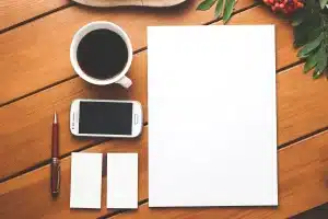Smartphone plegable sobre una mesa de café junto a un recibo y un pequeño kit de herramientas