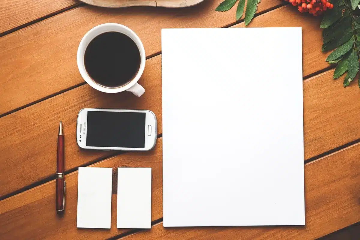 Smartphone plegable sobre una mesa de café junto a un recibo y un pequeño kit de herramientas