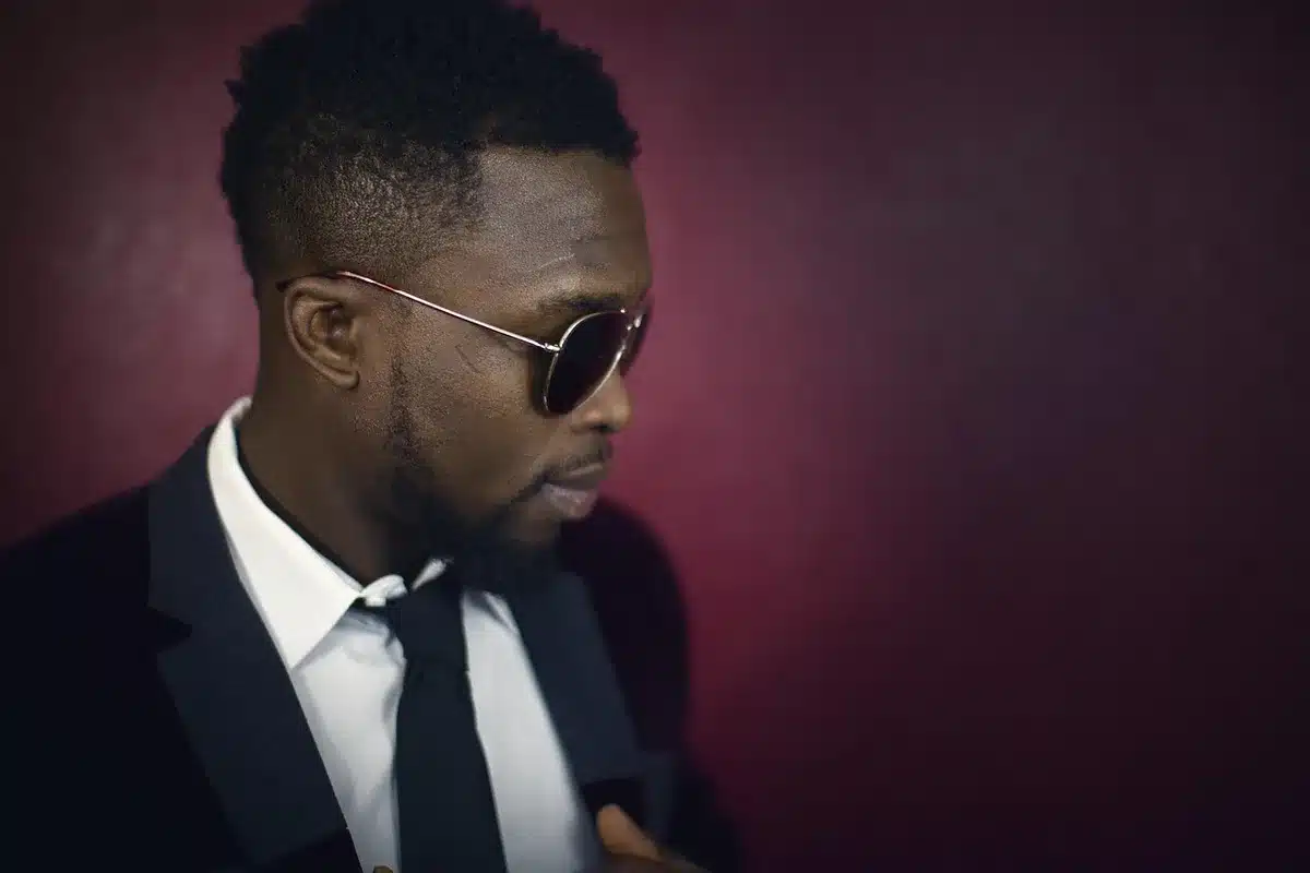 Traje negro moderno con chaqueta corta y pantalón ancho