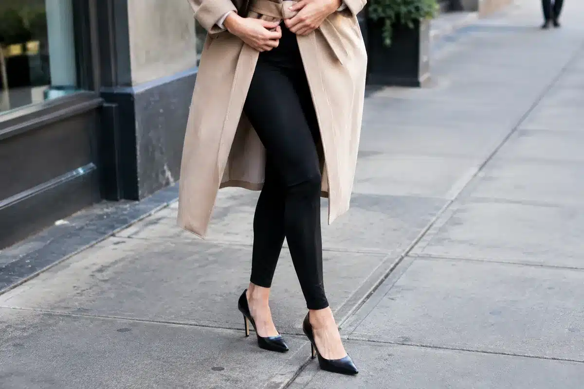 Leggings con tacones: cómo llevar un look cómodo y elegante de día a noche