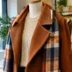 Looks de otoño: falda de piel y vaqueros elegantes que querrás copiar de pies a cabeza