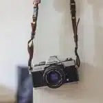 Archivista manipulando un carrete de 35 mm en sala de conservación