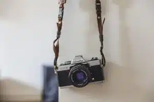 Archivista manipulando un carrete de 35 mm en sala de conservación