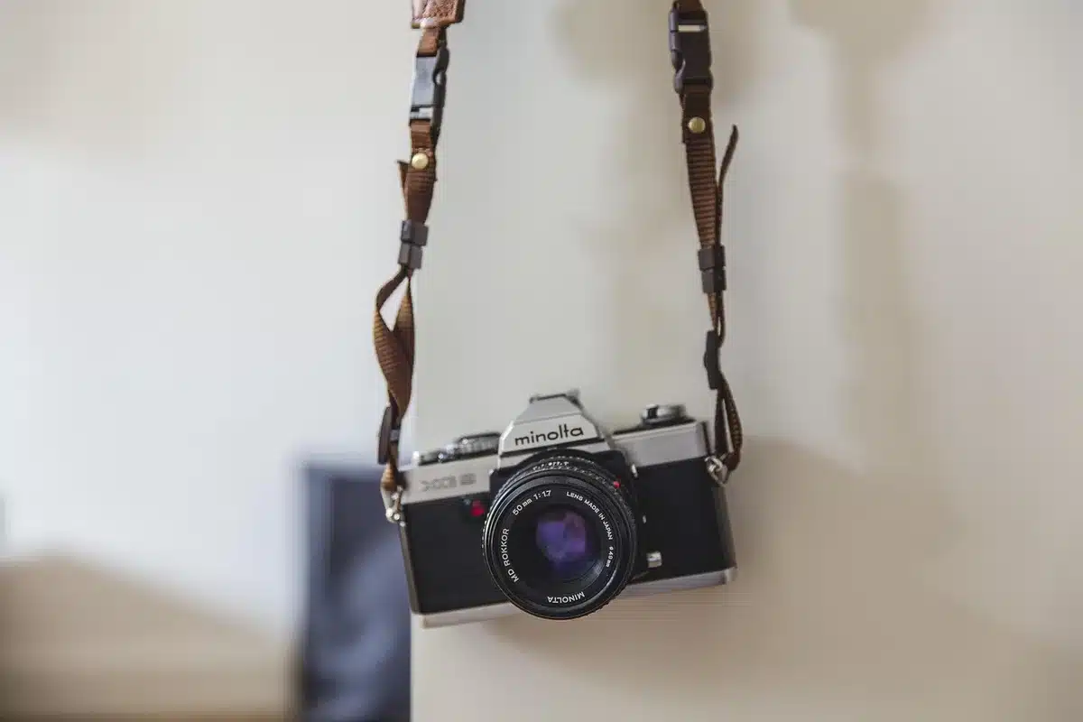 Archivista manipulando un carrete de 35 mm en sala de conservación