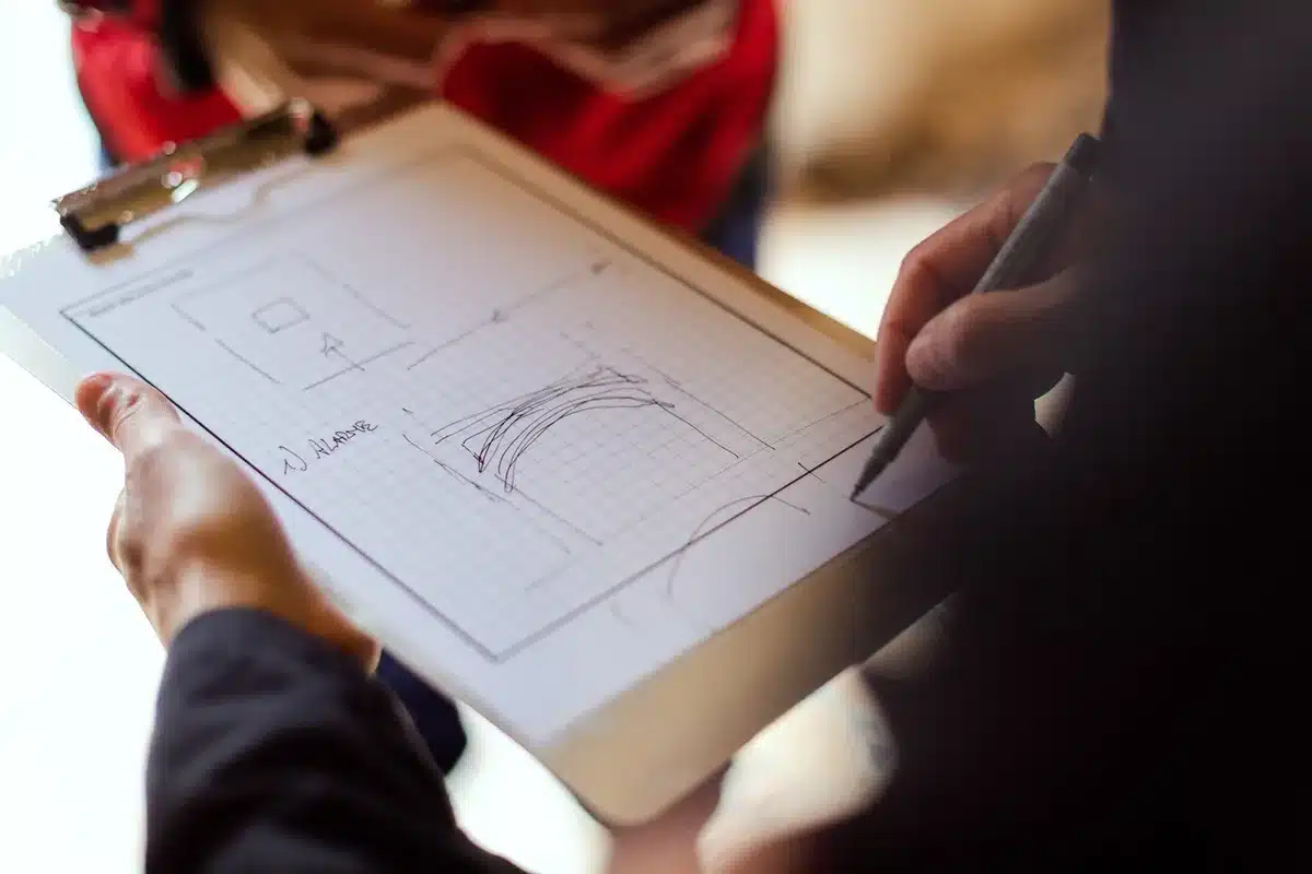 Planos y diagramas técnicos de un prototipo sobre una mesa