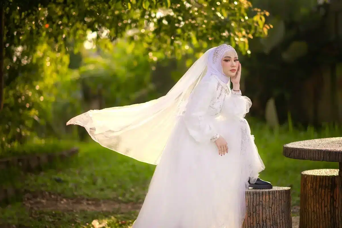 Vestido midi en tonos tierra sobre fondo neutro