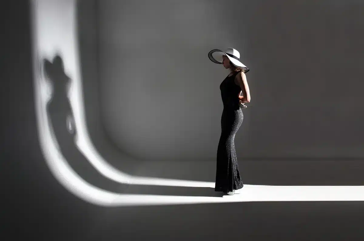 Prendas Y2K brillantes y minivestidos en un perchero