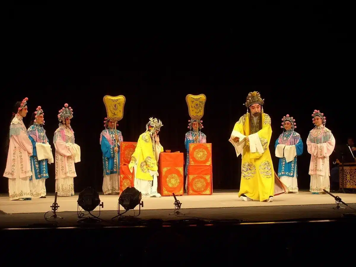 Dos manos entrelazadas en bambalinas simbolizando amistad teatral