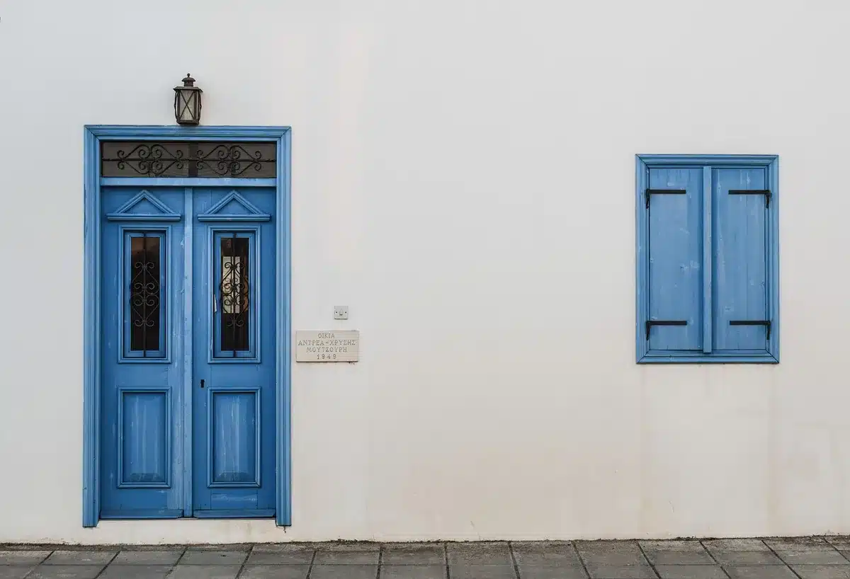Pasillo suburbano con un teléfono antiguo y una puerta al fondo, ambiente inquietante